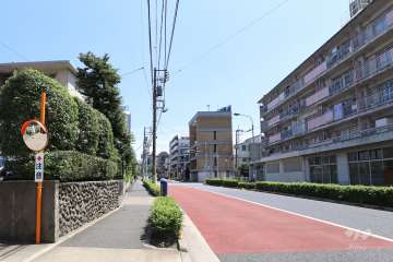 敷地西側の前面道路