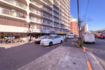 敷地南側の前面道路（西側から）