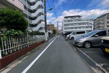 敷地北側の前面道路（東側から）