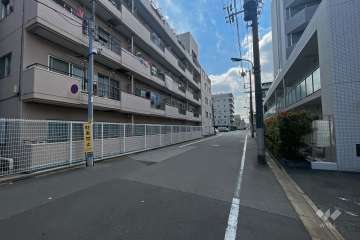 敷地南側の前面道路（西側から）