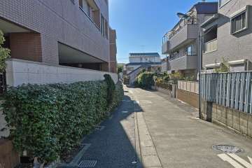 敷地の北西側前面道路（北東側から）