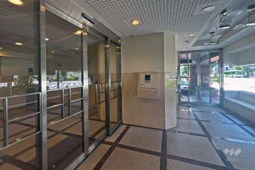 エントランスはオートロック付きです。