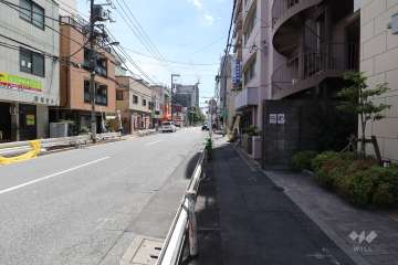 敷地の北東側前面道路（北西側から）