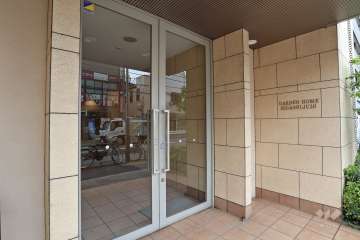 ガラス戸のエントランス