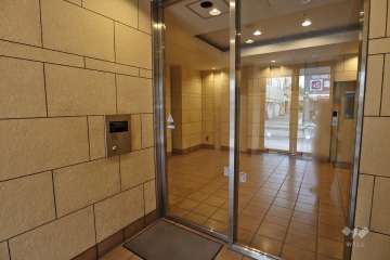 エントランスはオートロック付きです。