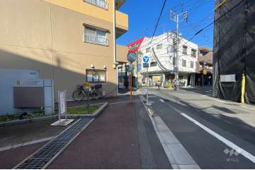 敷地の南側前面道路（東側から）