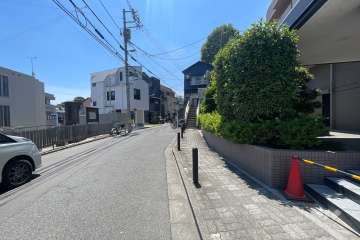 敷地の南東側前面道路（北東側から）
