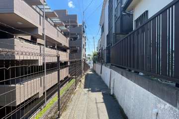敷地の西側前面道路（北側から）