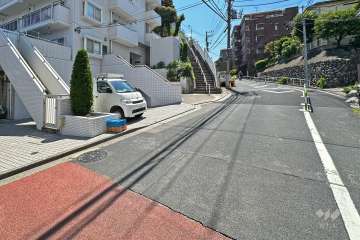 敷地北側の前面道路（東側から）