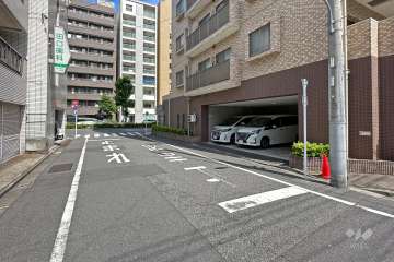 敷地北側の前面道路（西側から）