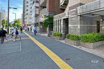 敷地東側の前面道路（北側から）