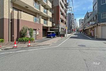 敷地西側の前面道路（北側から）
