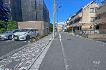 敷地北側の前面道路（東側から）