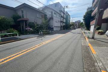 敷地の北側前面道路（東側から）