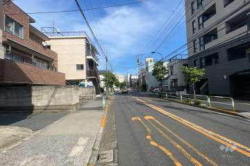 敷地の北側前面道路（西側から）