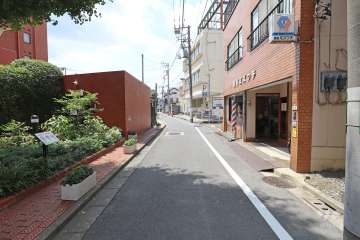 敷地北側の前面道路（東側から）