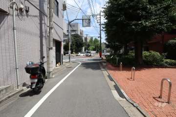 敷地北側の前面道路（西側から）