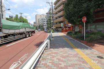 敷地北東側の前面道路（北西側から）