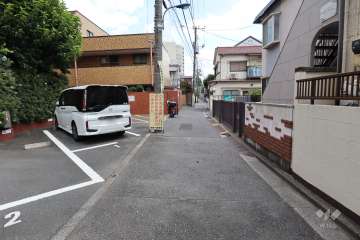 敷地南側の前面道路（西側から）