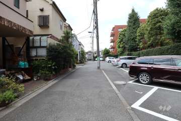 敷地南側の前面道路（東側から）