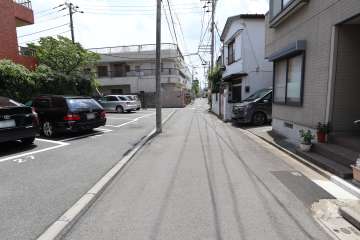 敷地西側の前面道路（北側から）