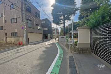 敷地の南側前面道路（東側から）。『旧古河庭園』に隣接し、都市部にありながら緑豊かで閑静な住宅地です。