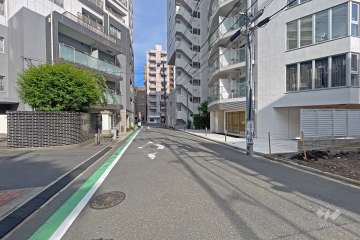 敷地の南側前面道路（西側から）。東側突き当りは本郷通りです。