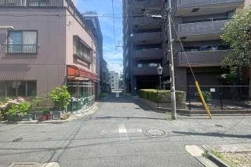 敷地南側の前面道路
