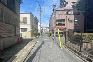 敷地西側の前面道路