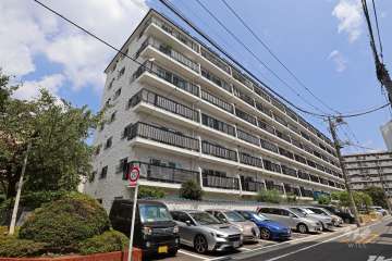 秀和東十条レジデンスの外観（南西側から）