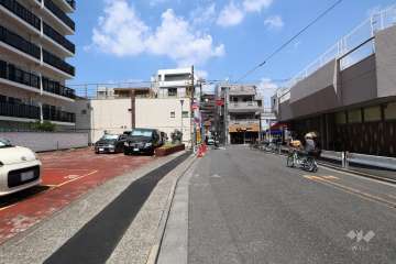 敷地北東側の前面道路（南東側から）