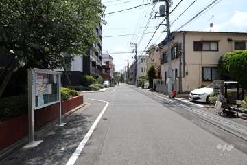 敷地南西側の前面道路（北西側から）