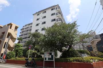 秀和東十条レジデンスの外観（南西側から）