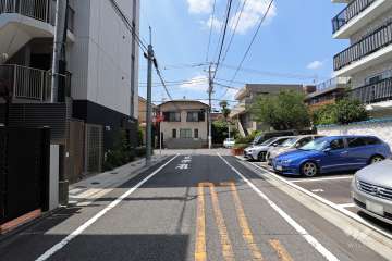 敷地南東側の前面道路（北東側から）