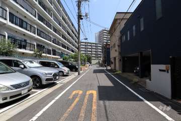 敷地南東側の前面道路（南西側から）
