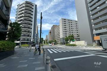 敷地の東側前面道路（南側から）