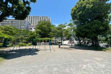 南側に隣接する北区立赤羽公園