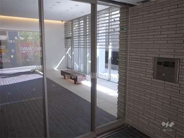 オートロック付き。エントランスホールはおしゃれな空間です。