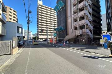 敷地の北側前面道路（西側から）