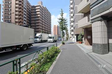 敷地西側の前面道路（南側から）