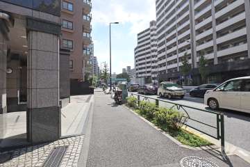 敷地西側の前面道路（北側から）