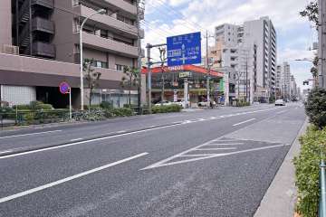 敷地北側の前面道路（東側から）