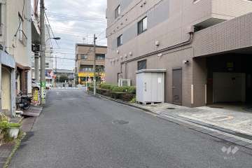 敷地西側の前面道路（南側から）