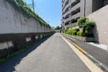 敷地西側の前面道路