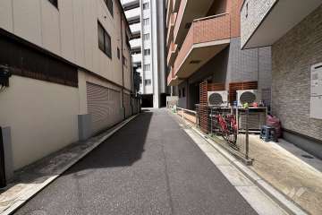 敷地東側の前面道路（東側から）