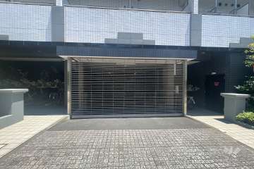 駐車場の出入り口（リングシャッター付き）