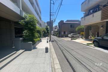 敷地の西側前面道路（北側から）