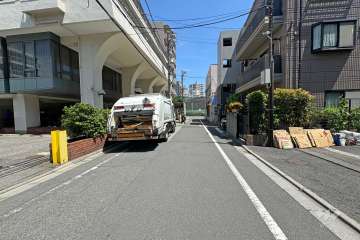 敷地東側の前面道路（南側から）