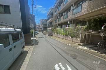 敷地南東側の前面道路（北東側から）