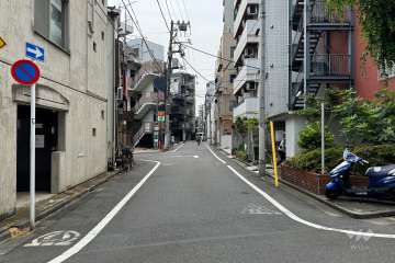 敷地北東側の前面道路（北西側から）